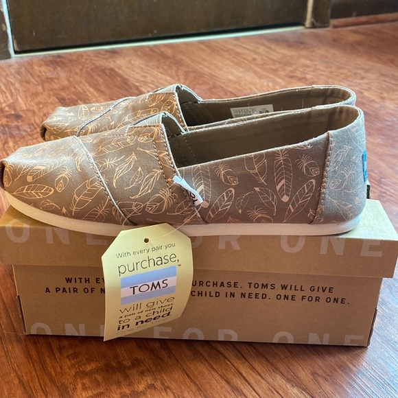 NWT Tom’s Classic 7 - Picture 3 of 6